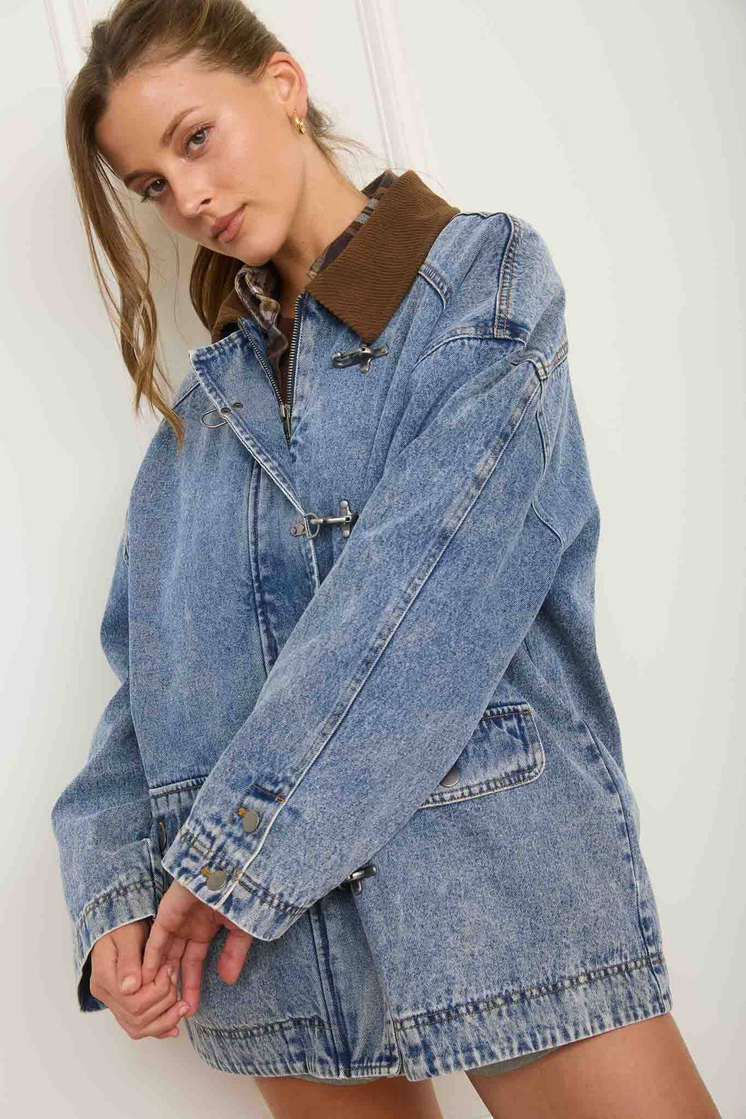 CONTRAST COLLAR LATCH HOOK WASHED DENIM JACKET - Baycreek & Co