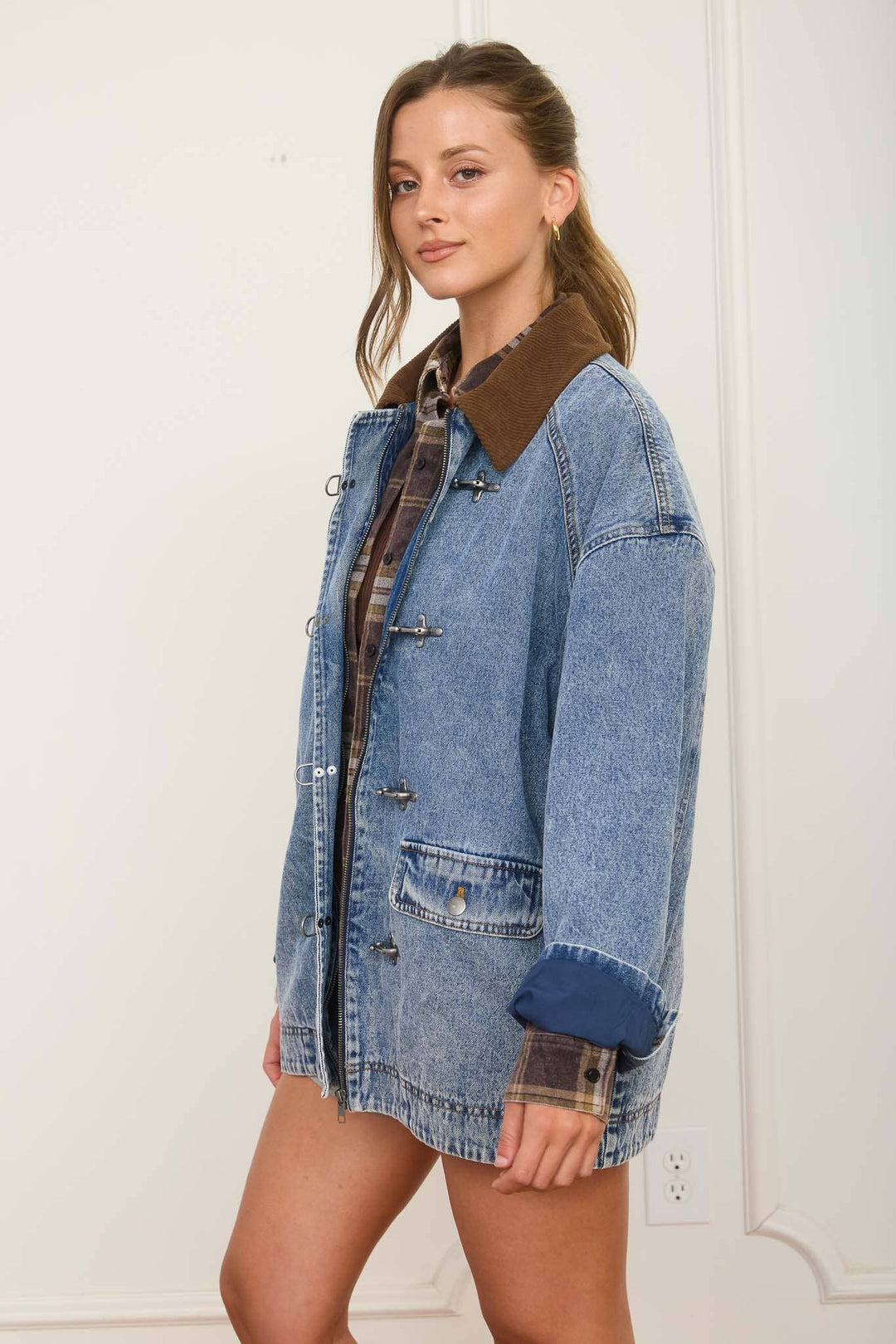 CONTRAST COLLAR LATCH HOOK WASHED DENIM JACKET - Baycreek & Co