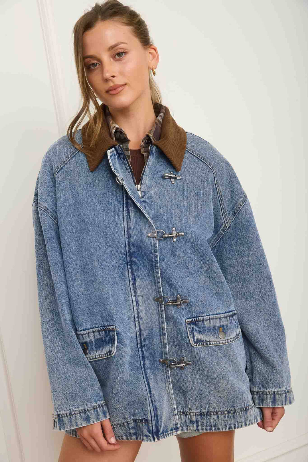 CONTRAST COLLAR LATCH HOOK WASHED DENIM JACKET - Baycreek & Co